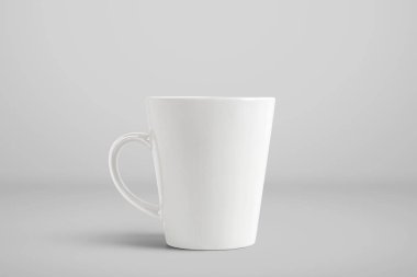 Beyaz seramik kupa kahve veya çay beyaz arka plan üzerinde izole için boş boş