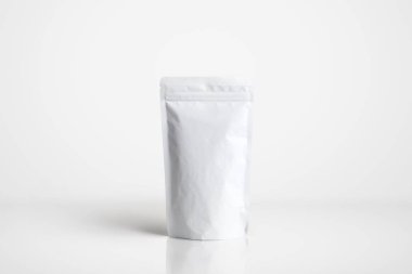 Kağıt çanta çanta alay kadar izole üzerinde beyaz arka plan. Beyaz plastik vakum çanta kahve çanta. Kırpma yolu ile dahil. Yüksek çözünürlükte fotoğraf