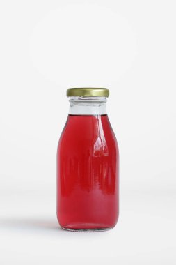 Suyu şişe Mock-Up beyaz. Boş etiket