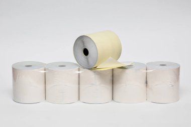 Yazar kasa bandı yumuşak gri arka planda izole edildi. Yüksek çözünürlüklü fotoğraf..