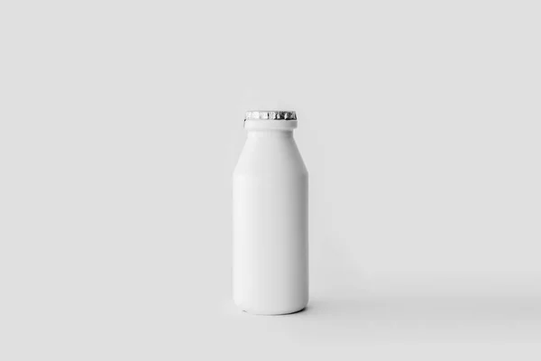 Garrafa Plástico Leite Iogurte Branco Isolado Fundo Cinza Macio Modelo — Fotografia de Stock