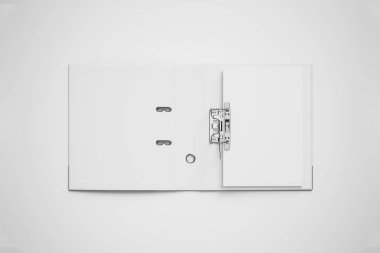 Gerçekçi boş beyaz telli klasör tasarım Mock-up en iyi görünümü yumuşak gri arka plan üzerinde izole. Kendi kendine bağlayıcı alay et. Ofis tedarik karton klasör marka tanıtımı. 3D render.