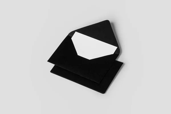 现实的黑色模型信封的信件或邀请卡隔离在柔软的灰色背景 — 图库照片