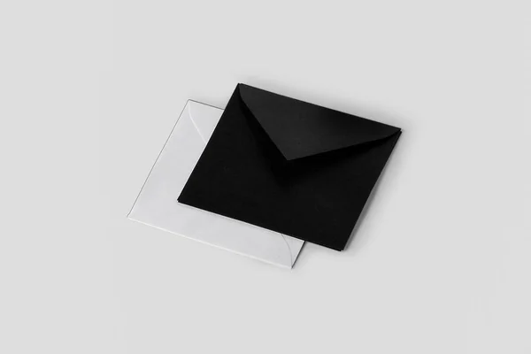 现实的黑白模型信封的信件或邀请卡隔离在柔软的灰色背景 — 图库照片