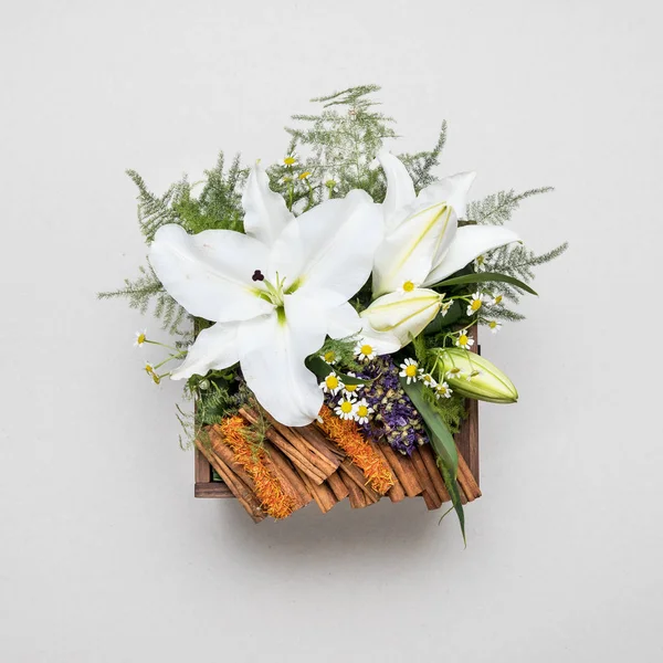 Blomsterarrangemang Ursprungliga Bukett Blommor Och Gröna Isolerade Mjuk Grå Bakgrund — Stockfoto