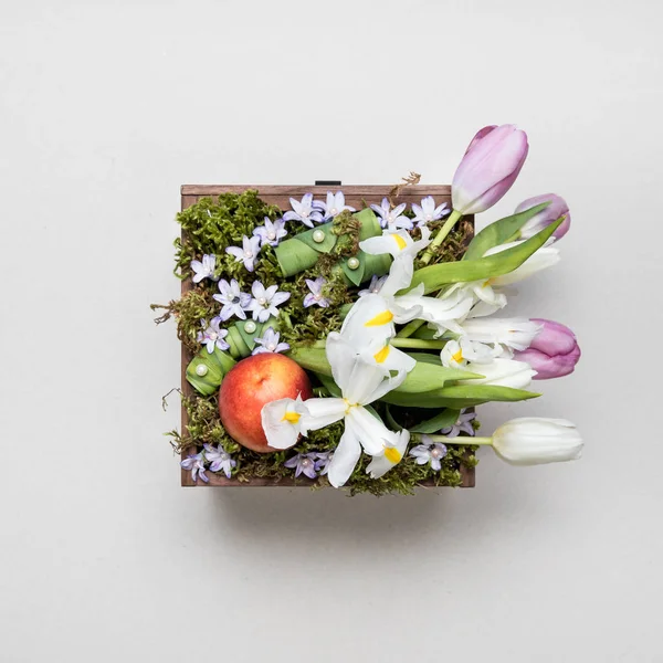 Blomsterarrangemang Ursprungliga Bukett Blommor Och Gröna Isolerade Mjuk Grå Bakgrund — Stockfoto