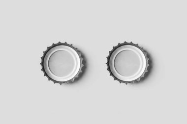 Beyaz bira bardaklar alay üzerinde izole yumuşak gri arka plan, ön ve arka yüzüne, en iyi görünüm. Boş metal soda kapakları tasarım şablonu alay. 3D render.
