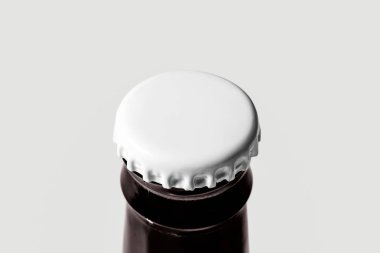 Şişe Cap Mock-Up.Close-Up beyaz arka plan üzerinde bir Bira şişesi Cap Mockup. 