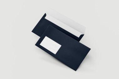 Açık zarflar, açık renkli, açık mavi, beyaz üzerine yalıtılmış, yumuşak gölgeler. Ön ve arka taraf. Mockup.