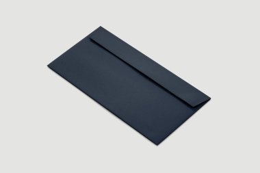 Beyaz arka plan üzerinde mavi kağıt ile boş zarf Mockup