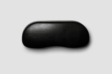 Beyaz arka planda yalıtılmış kapalı siyah gözlük durumda mock-up. 3D illüstrasyon.