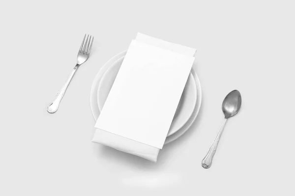 桌子的地方 储备卡 菜单模型在软灰色背景 带菜单的盘子 勺子和叉子 — 图库照片