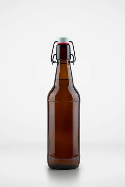 Bier Fles Mock Geïsoleerd Zachte Grijze Achtergrond Lege Label Hoge — Stockfoto