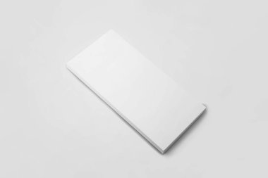 Boş kağıt çikolata paketi mockup yumuşak gri arka planda izole.