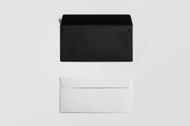 Yumuşak gri arka planda boş siyah ve beyaz kağıt zarf. Tasarımınız için. mockup. 