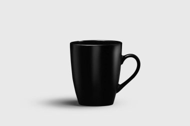 Boş seramik siyah kahve bardağı veya kahve kupa yumuşak gri arka planda izole. Tasarım ve markalama için kullanılabilir.