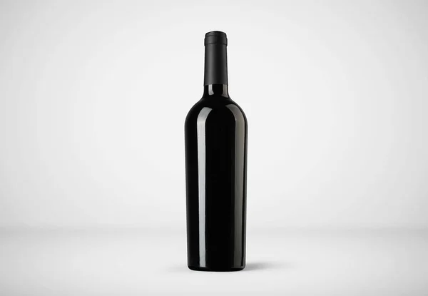 柔和的灰色背景上的红酒瓶模型 — 图库照片