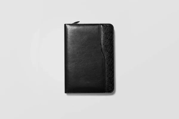 黑色皮革笔记本隔离在柔软的灰色背景 — 图库照片