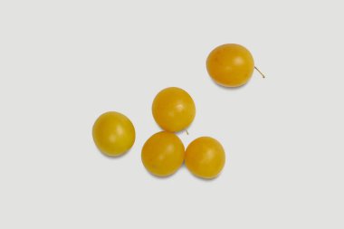 Yumuşak gri arka plan üzerinde tatlı sarı Erik.