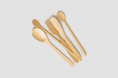 Ahşap bıçak ve çatal beyaz arka plan üzerinde izole. Yüksek çözünürlüklü fotoğraf.