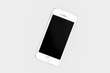 Modern smartphone yumuşak gri arka plan üzerinde izole. Telefonu boş ekran ile ilgili alay et. Boş dokunmatik ekran. 3D render.