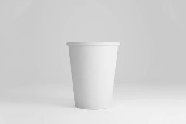 現実的な白い使い捨て紙コップ 各種ドリンク レモネード フレッシュ ジュース コーヒー アイスクリーム ブランド テンプレートのためのモックを作成します レンダリング — ストック写真
