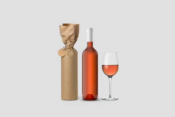 Bouteille Vin Verre Enveloppé Dans Papier Avec Étiquette Sur Fond — Photo