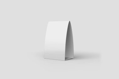 Boş Kağıt Masa Çadırı Açık gri arka planda yalıtılmış olarak alay edin. Yansımalı kağıt kart.