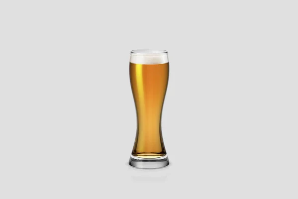 Ποτήρι Της Μπύρας Είναι Απομονωμένο Ανοιχτό Γκρι Φόντο Ρεαλιστική Φωτογραφία — Φωτογραφία Αρχείου