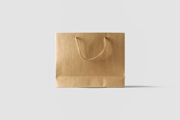 棕色纸袋模拟在浅灰色背景上隔离 逼真的照片 购物袋 — 图库照片