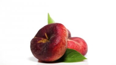 Taze şeftali beyaz bir arka plan üzerinde dönen. Video 4k 3840 x 2160 Dönen Döngü-360 Derece Döndürme