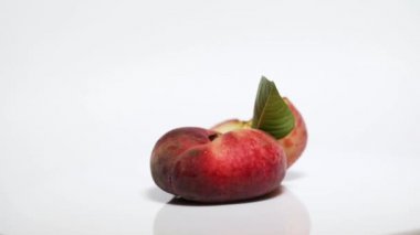 Taze şeftali beyaz bir arka plan üzerinde dönen. Video 4k 3840 x 2160 Dönen Döngü-360 Derece Döndürme