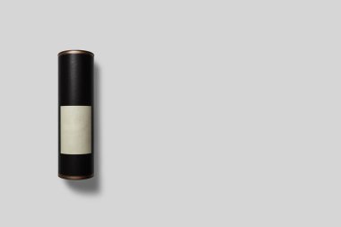 Siyah karton silindir Şarap kutusu kadar alay. Beyaz arka planda izole şarap kutusu ambalaj.