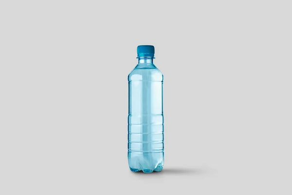 Plastic Flessen Zuiver Water Met Blanco Label Zachte Grijze Achtergrond — Stockfoto