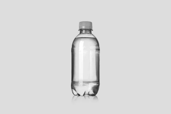 Garrafas Plástico Água Pura Com Etiqueta Branco Fundo Cinza Macio — Fotografia de Stock