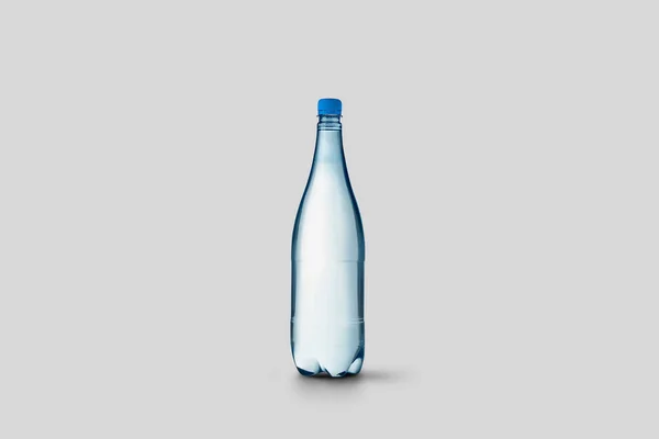 Plastic Flessen Zuiver Water Met Blanco Label Zachte Grijze Achtergrond — Stockfoto