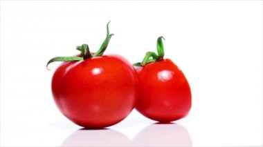 Kırmızı domatesler beyaz bir masada, 360 derece döndürün. Beyaz arka plan. Ultra yüksek çözünürlüklü 3840x2160.4k çözünürlük