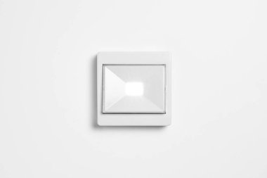 Kapalı düğmeli LED ampul, beyaz arkaplanda izole edilmiş. Yüksek çözünürlüklü fotoğraf.