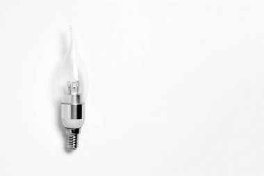 LED ampul beyaz arkaplanda izole edildi. Öndeki lamba. Yüksek çözünürlüklü fotoğraf.