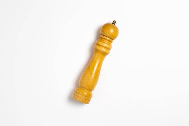 Beyaz arka planda izole edilmiş tuz ve biber için ahşap öğütücü. Yüksek çözünürlüklü fotoğraf.