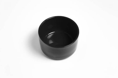 Seramik yuvarlak yiyecek kabı beyaz arka planda izole edilmiş. Siyah derin kase. Yüksek çözünürlüklü fotoğraf. Üst görünüm.