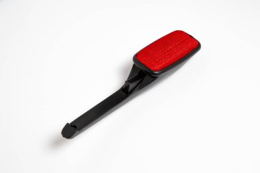 Beyaz arka planda izole edilmiş tozdan giysileri temizlemek için siyah fırça kabuğu. Yüksek çözünürlüklü fotoğraf.