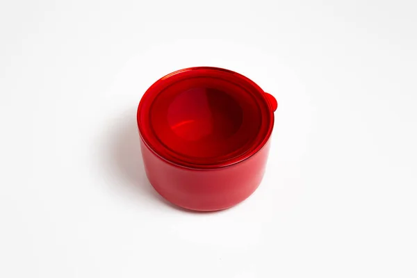 陶瓷圆形食品容器 在白色背景上隔离 红色深碗 高分辨率的照片 顶部视图 — 图库照片