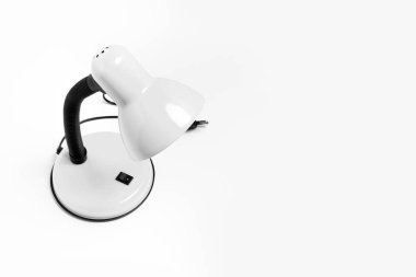 Beyaz arka planda klasik beyaz masa (masa) lambası izole edildi. Yüksek çözünürlüklü fotoğraf.