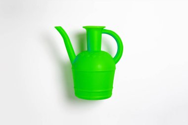 Plastik sulama beyaz arka planda izole edilebilir. Yüksek çözünürlüklü fotoğraf.