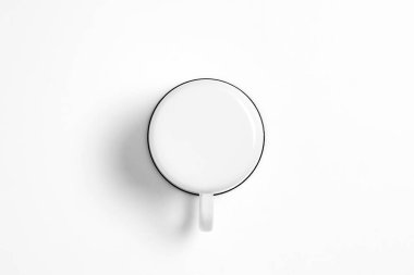 Beyaz boş Enamel Kupa Modeli beyaz arka planda izole edildi. Damgalamak için boş bardak. Yüksek çözünürlüklü fotoğraf.