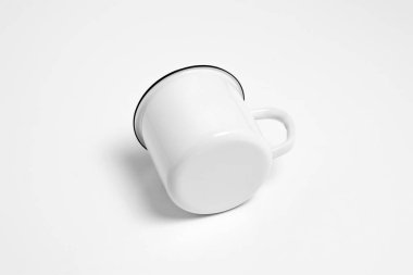 Beyaz boş Enamel Kupa Modeli beyaz arka planda izole edildi. Damgalamak için boş bardak. Yüksek çözünürlüklü fotoğraf.