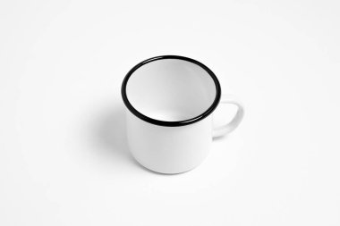 Beyaz boş Enamel Kupa Modeli beyaz arka planda izole edildi. Damgalamak için boş bardak. Yüksek çözünürlüklü fotoğraf.