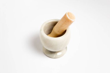 Mermer havan ve tokmak beyaz bir zemin üzerinde izole, pişirme aracı. Yüksek çözünürlüklü fotoğraf.