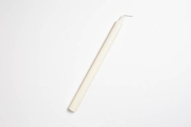 Beyaz arkaplanda mum modeli var. Yüksek çözünürlüklü fotoğraf.